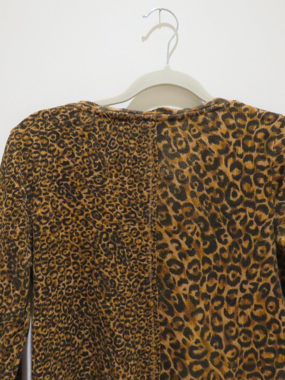 ANTHROPOLOGIE PILCRO Split Neck Waffle Leopard Print Top Small Mob Wives Casual - Picture 9 of 12